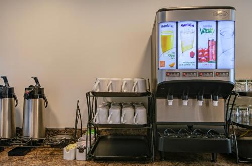 Tetera y cafetera en Riverland Inn & Suites