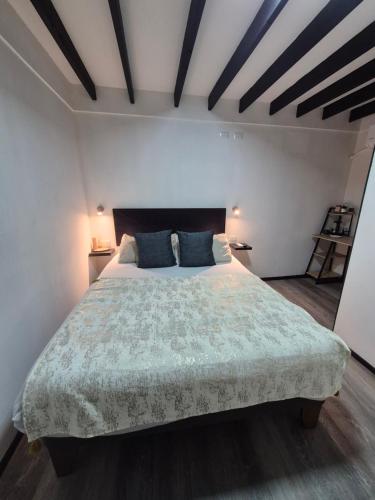 Ένα ή περισσότερα κρεβάτια σε δωμάτιο στο Bambu hostal - Alojamiento a pasos del mall y centro