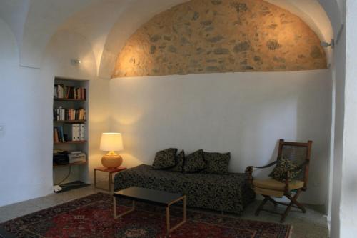 Rustic Liguria في Ceriana: غرفة معيشة مع أريكة وكرسي