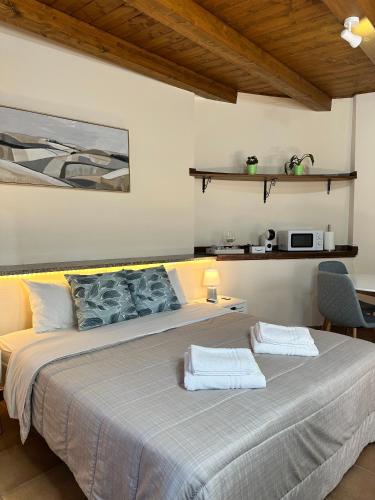 een slaapkamer met een groot bed met twee handdoeken erop bij Camera Office della Castellina in Monticchio