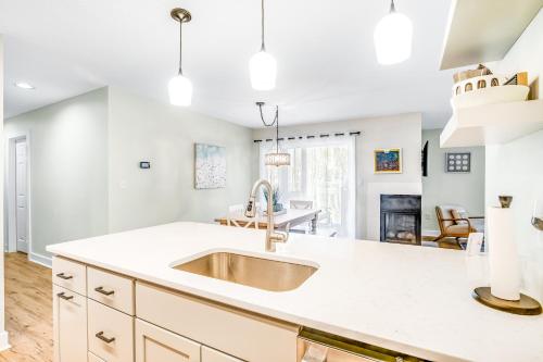 Η κουζίνα ή μικρή κουζίνα στο Sea Colony -- 52006 Canal Ct