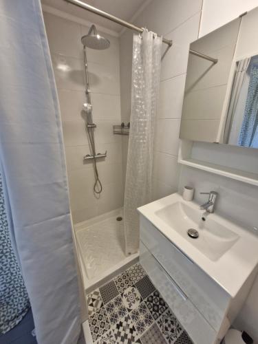 Ένα μπάνιο στο Appartement F2 5B