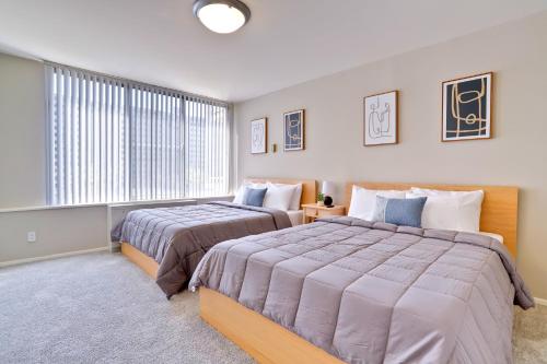 Addison HeightsにあるSpacious Apt in Arlington W Fitness Centerのベッド2台と窓のある寝室