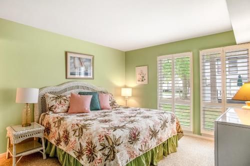 Un pat sau paturi într-o cameră la Sea Colony - 3306 Round Robin Way