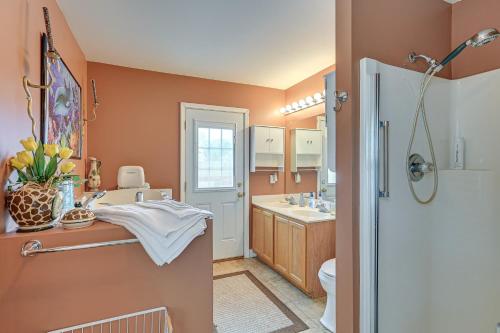 Ένα μπάνιο στο Wine and BBQ Trail Fun Home with Hot Tub in Lexington