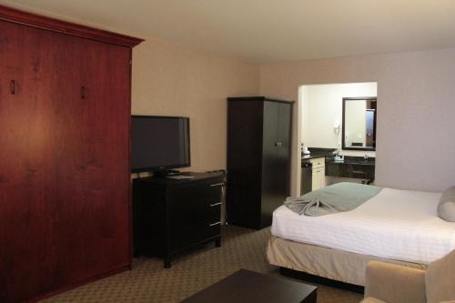 Travelodge by Wyndham Kamloops Mountviewにあるベッド