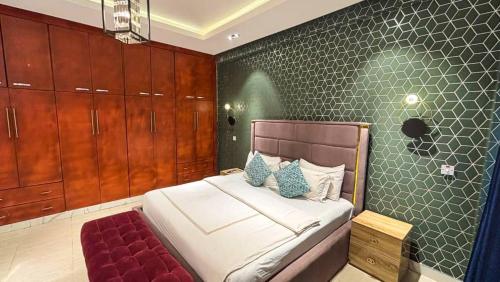 Postel nebo postele na pokoji v ubytování Sujimoto Residences MacDonald