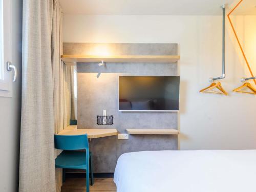 Una cama o camas en una habitación de Ibis Budget La Rochelle Puilboreau