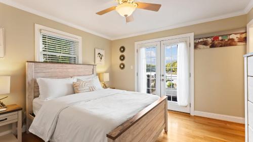 une chambre avec un lit et un ventilateur de plafond dans l'établissement Dock Hot Tub Kayaks on Lake Norman Lakeside Gem by AvantStay, à Westport