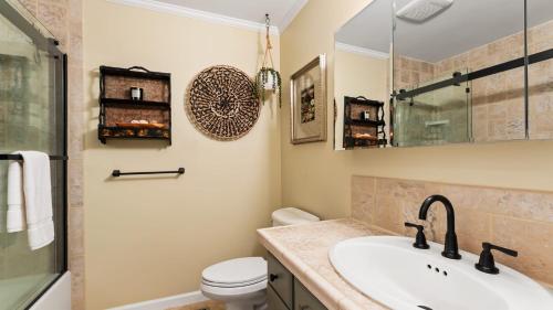 une salle de bain avec un lavabo et des toilettes dans l'établissement Dock Hot Tub Kayaks on Lake Norman Lakeside Gem by AvantStay, à Westport