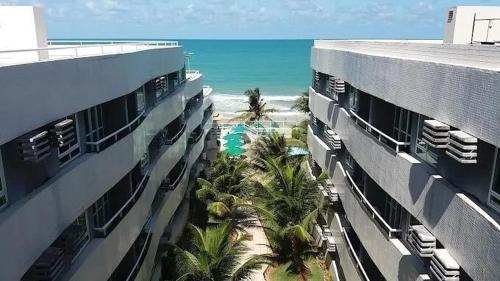 una vista aerea di un edificio e dell'oceano di Flat Blue Ponta Negra Beach a Natal