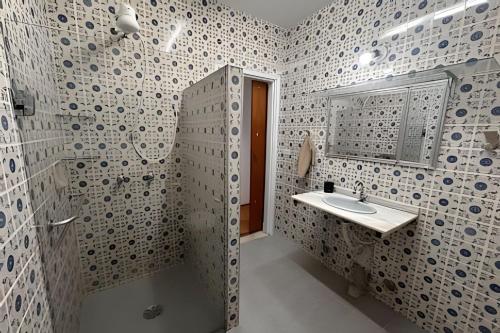 a bathroom with a sink and a mirror at Casa Refúgio Verde – Conforto em SJBVista in São João da Boa Vista