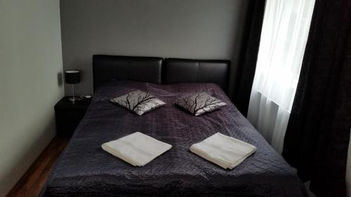 Una cama con dos almohadas encima. en Selfoss Apartment en Selfoss