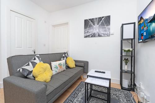 a living room with a gray couch and a table at Amazing Lodge in Southampton
