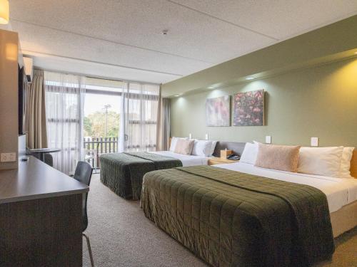 Кровать или кровати в номере Auckland Rose Park Hotel