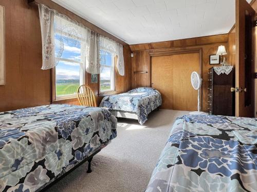 a bedroom with two beds and a window at Sweet Dreams in Wells