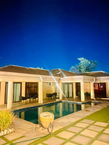 una casa con piscina nel cortile di Stone Guesthouse a Gaborone
