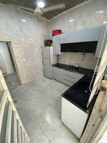 Η κουζίνα ή μικρή κουζίνα στο منزل خاص