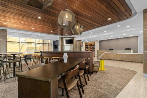 SpringHill Suites by Marriott Camdenにあるキッチンまたは簡易キッチン