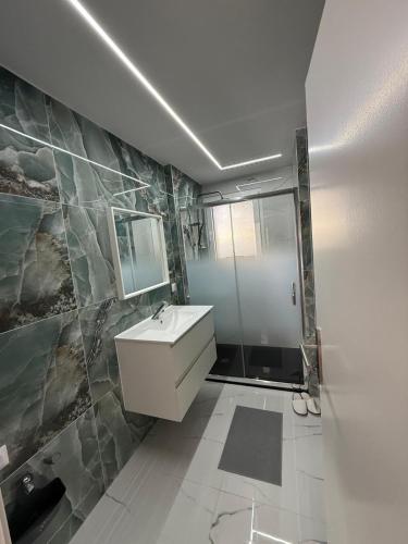 Bilik mandi di Appartement Lumière