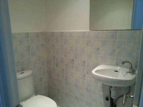 La salle de bains est pourvue de toilettes et d'un lavabo. dans l'établissement Appartement en plein centre ville, à Fès