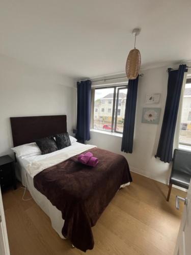a bedroom with a large bed and a window at Stockley Apartments - Central in West Drayton