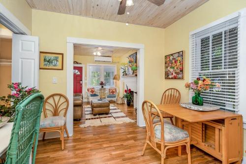 a dining room with a table and chairs at Charming 2Bd 1Bth Cottage near River - Melwood in Melbourne