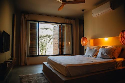 ein Schlafzimmer mit einem großen Bett mit Fenster in der Unterkunft Pal Maya in Tozeur