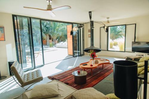 ein Wohnzimmer mit Sofa und Tisch in der Unterkunft Pal Maya in Tozeur