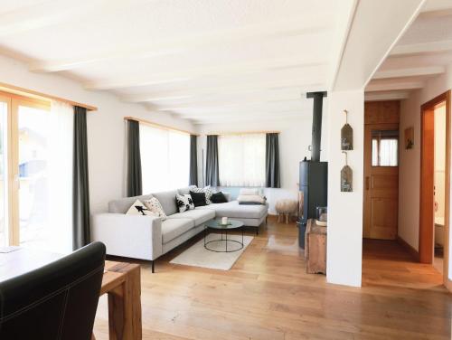 una sala de estar con un sofá y una mesa en Chalet Betty, en Crans-Montana