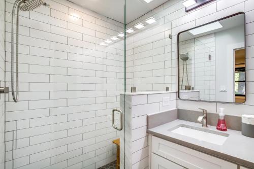 Ένα μπάνιο στο Less Than 3 Mi to Bethany Beach! Wooded Retreat with Yard