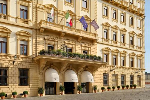 budynek z flagami na górze w obiekcie The Excelsior, a Luxury Collection Hotel, Florence we Florencji
