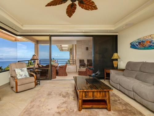 una sala de estar con un sofá y una mesa en Polo Beach Club 801, en Wailea