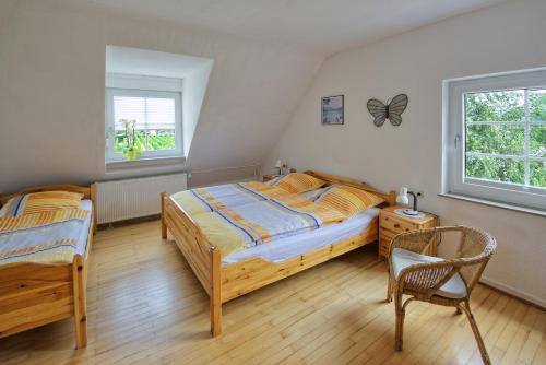 ein Schlafzimmer mit 2 Betten und einem Schmetterling an der Wand in der Unterkunft Gästehaus Scholtes-Hammes in Trittenheim