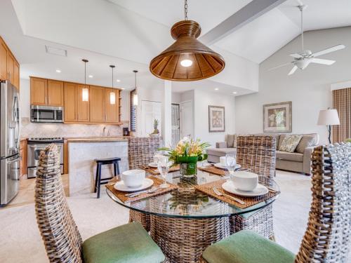 Una cocina y una sala de estar con mesa y sillas. en Wailea Elua Village 910, en Wailea
