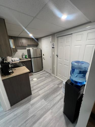 una cucina con frigorifero e piano di lavoro di Winnipeg Bright Home a Winnipeg