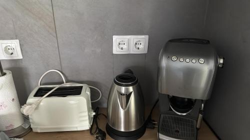 ノインブルク・フォルム・ヴァルトにあるWohnung Maric EG bis zu 2 Personenのキッチン(コーヒーメーカー、コーヒーメーカー付)