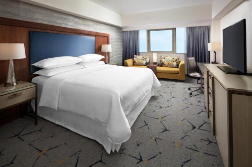 Телевизор и/или развлекательный центр в Sheraton Gateway Los Angeles Hotel