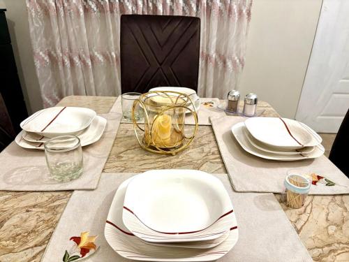 Billede fra billedgalleriet på Cozy 2-Bed Apartment with Kitchen & Dining i Karachi