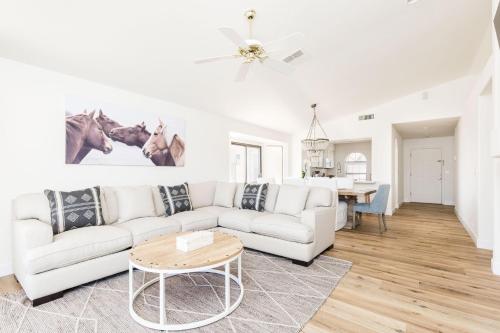 Χώρος καθιστικού στο Western Hills-Heated Pool-In Fountain Hills