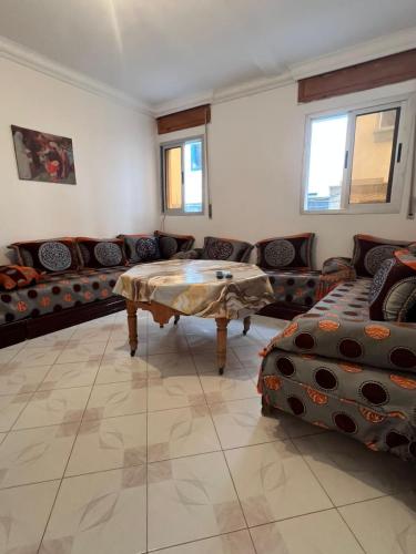 un salon avec un canapé et une table dans l'établissement Casa youssef 2, à Assilah