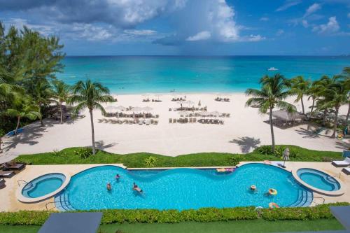 ジョージ・タウンにあるBeachcomber 20のリゾートのビーチとスイミングプールの空からの景色を望めます。