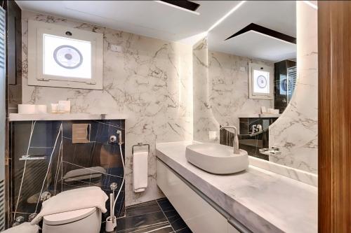 Luxury Stays in Cairo Festival City في القاهرة: حمام مع حوض ومرحاض