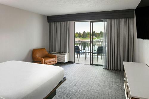Una cama o camas en una habitación de Courtyard Richland Columbia Point