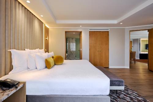 Кровать или кровати в номере Grand Millennium Auckland
