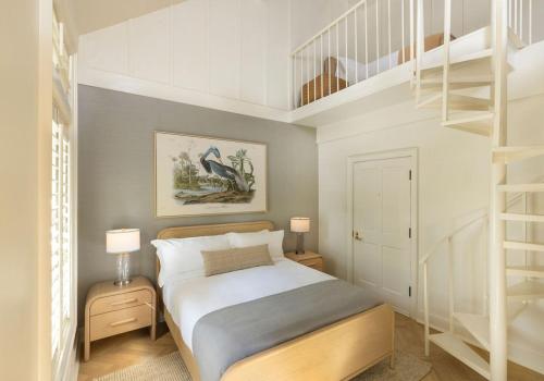 Кровать или кровати в номере Garden District Hotel