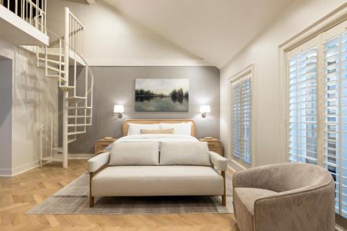Кровать или кровати в номере Garden District Hotel