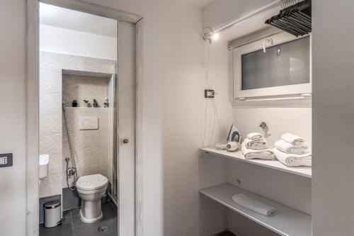 Un baño blanco con inodoro y lavabo. en Montevecchio6 Navona Residence, en Roma