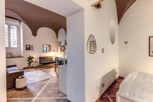 sala de estar con paredes blancas y techo en Montevecchio6 Navona Residence, en Roma