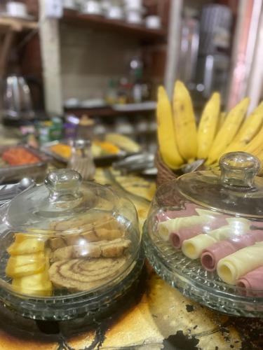 een tafel met borden met voedsel en bananen erop bij Pousada Berro da Bode in Cabaceiras